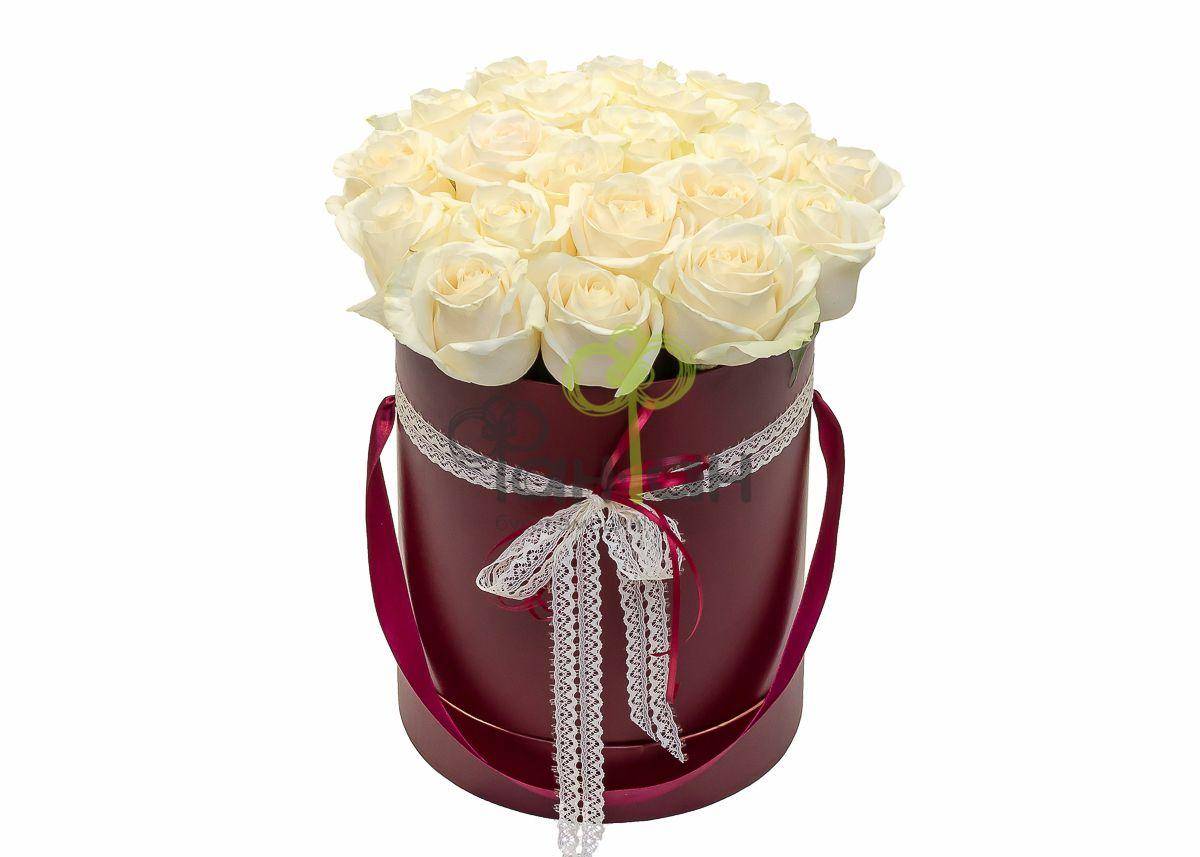 Шляпная коробка Белла: цветы с доставкой в цветочном магазине Фан-Фан